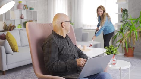 Mature-couple-on-sofa-at-home-using-computer,-daily-life.